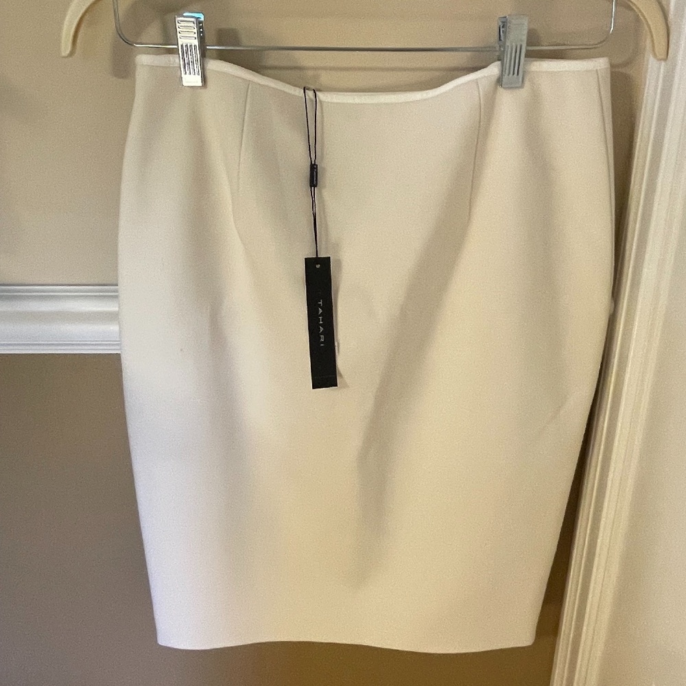 Tahari Adiral Skirt, Size 8, Winter White, NWT